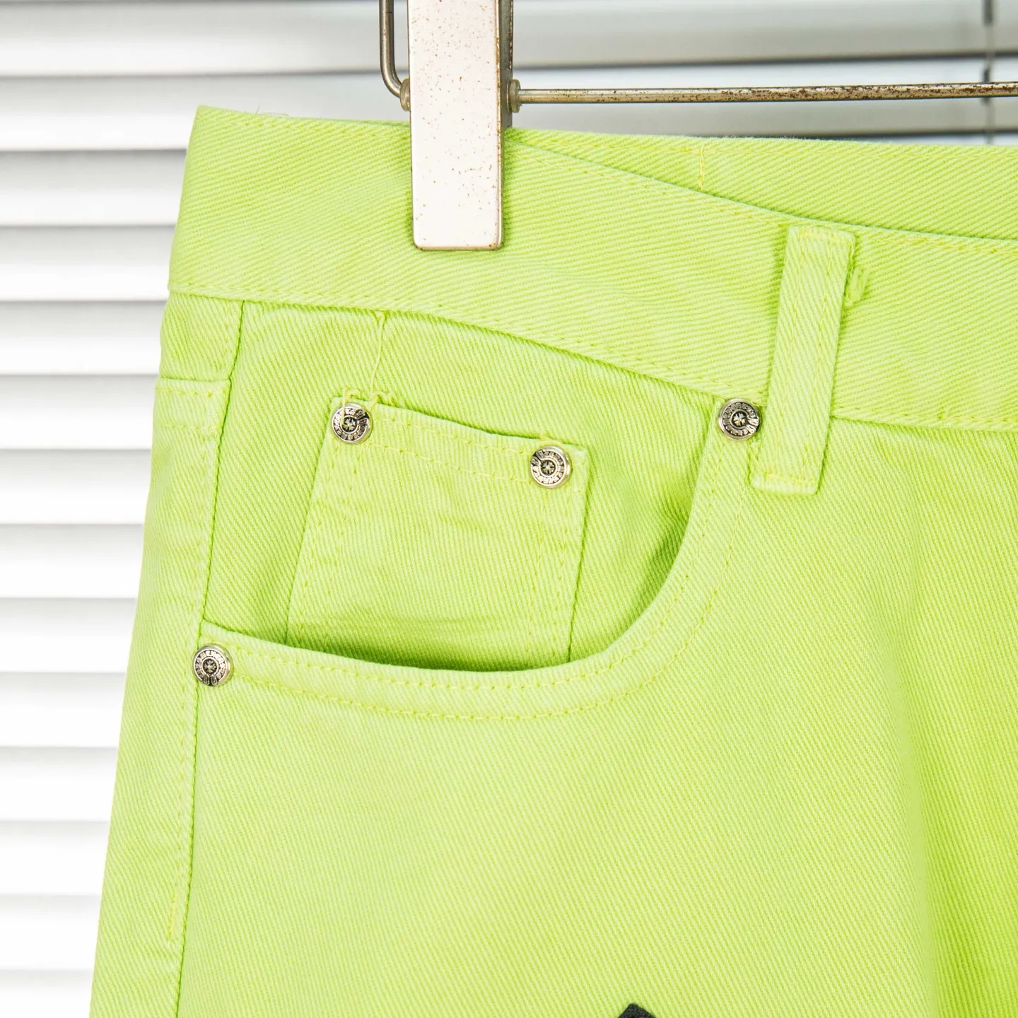 P250 Chrome Hearts dopamine green denim and black and yellow leather couple jeans are a hot trend this season and are sought after by countless celebrities and fashionistas. The neat details of the cutting process add color to the playful fashion! The neat and meticulous design, and the well-fitting structure is unique. The upper body not only has outstanding recognition, but also looks younger and younger. A style with the ultimate wearing meaning and performance, gorgeous color matching, and the craftsmanship of this style is also extremely extraordinary. After the finished product is washed, it is disassembled and hand-made with sheepskin cross leather and then spliced ​​together to complete. The whole piece has too many craftsmanship to describe. It is decorated with patchwork cross flowers and high-waisted washed jeans! ! Absolutely high-end luxury product, a god-level single product, a super popular product, made by top heavy industry, a magic weapon that cannot be missed to hit the streets. Style number: 1829# Size: 28 30 32 34 Color: green